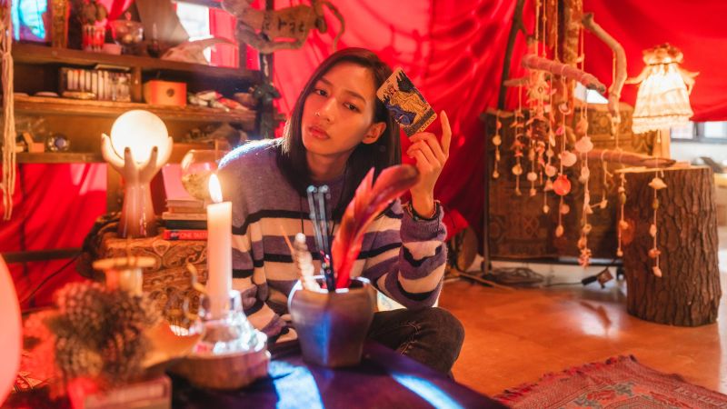 ▲▼陳妤想到賭場發牌。(圖/華映)