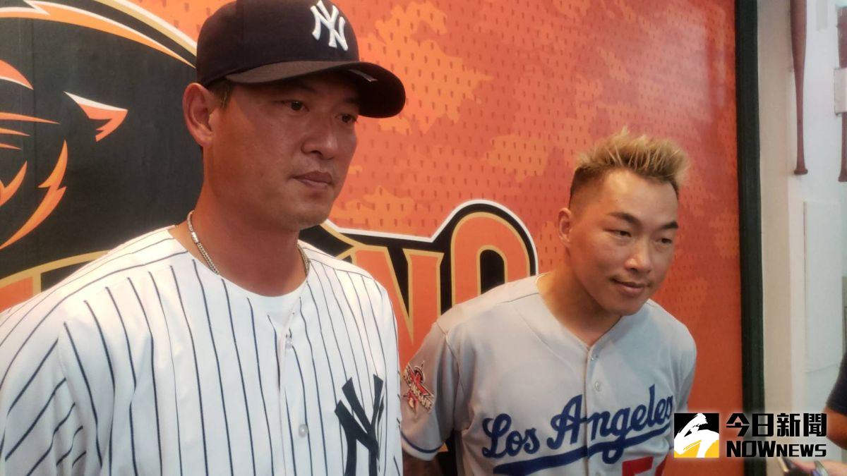 ▲▲旅美兩大天王球星王建民、郭泓志難得合體，與知名裁判劉柏君一同擔任開球嘉賓，7月4日在台南棒球場為參加「美國日！紅不讓！」活動。（圖／黃建霖攝）