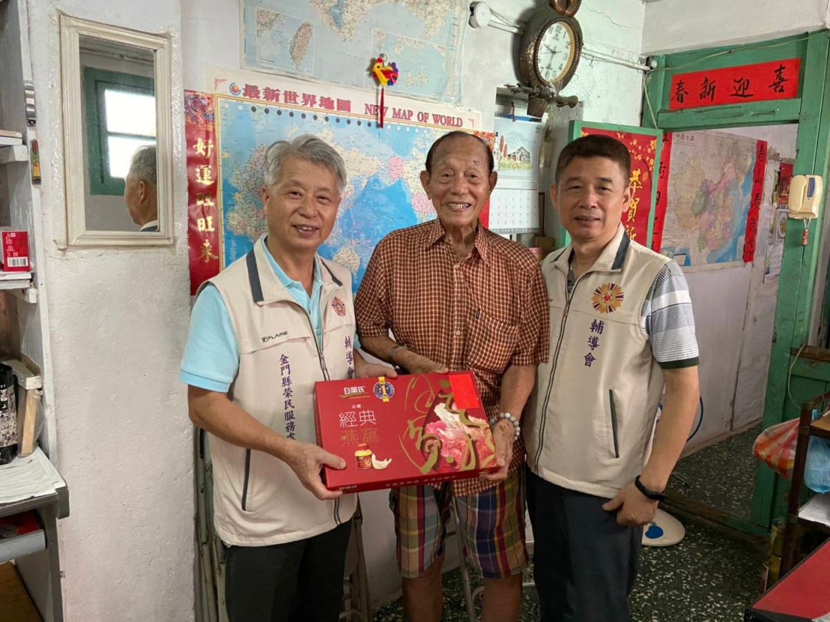 ▲七七事變抗日戰爭紀念日前夕，金門縣榮服處前往慰問參戰榮民彭伯良。(圖/金門縣榮服處提供)