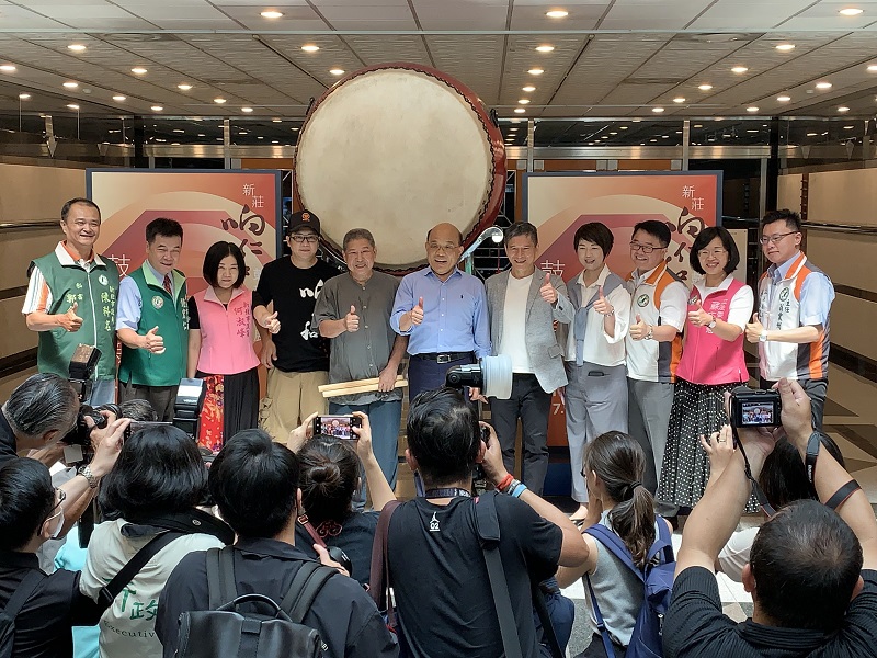 ▲行政院長蘇貞昌今天到新莊參觀响仁和鼓文化特展，但市長侯友宜並未陪同。(圖/記者康子仁攝)