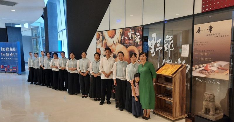 ▲莊宜蓁老師(右1)帶領學員一起辦理成果分享。(圖/讀者吳先生提供)