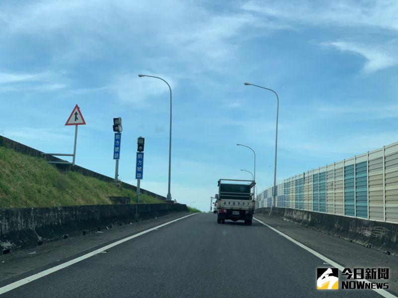 ▲彰化交流道在即將封閉匝道進行施工。(圖/記者陳雅芳攝,2020.07.05)