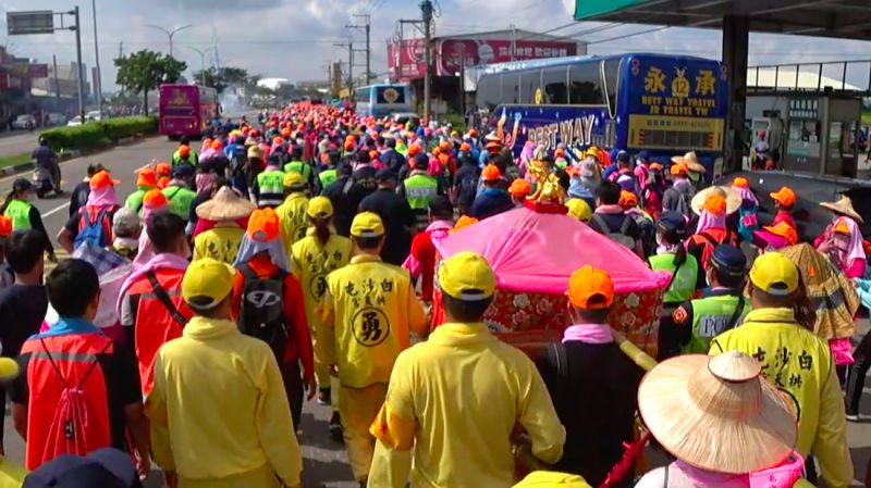 ▲白沙屯媽祖的「粉紅超跑」開放信眾扛轎。(圖/翻攝自白沙屯媽祖網路電視台)