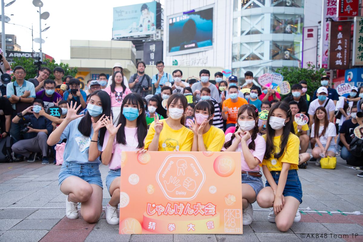 ▲AKB48 Team TP的高云珏（左起）、鄭佳郁、陳詩雅、林佳霓、張羽翎、吳婉淩在西門町快閃宣傳猜拳活動。（圖／好言娛樂提供）