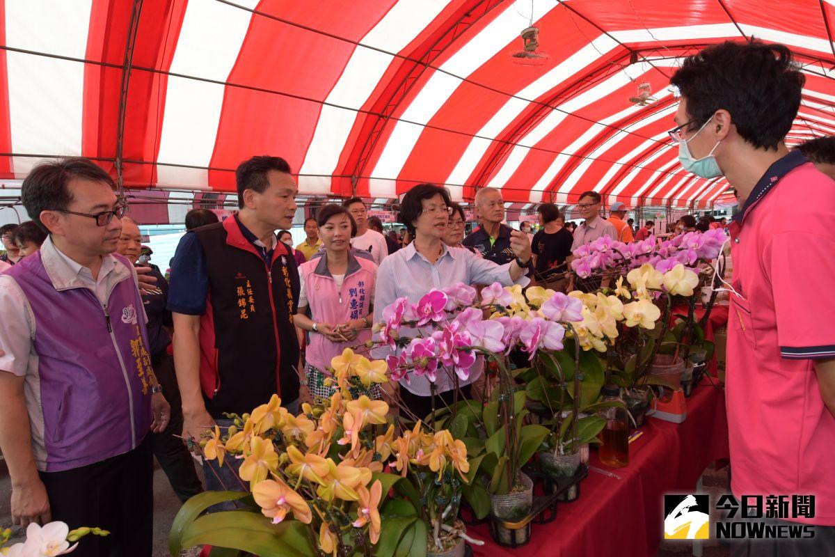 ▲永靖鄉農會舉辦農特產品行銷展售，邀請產銷班提供花卉蔬果，縣長王惠美鼓勵大家多多來彰化賞花、買花。（圖／記者陳雅芳攝，2020.07.05）