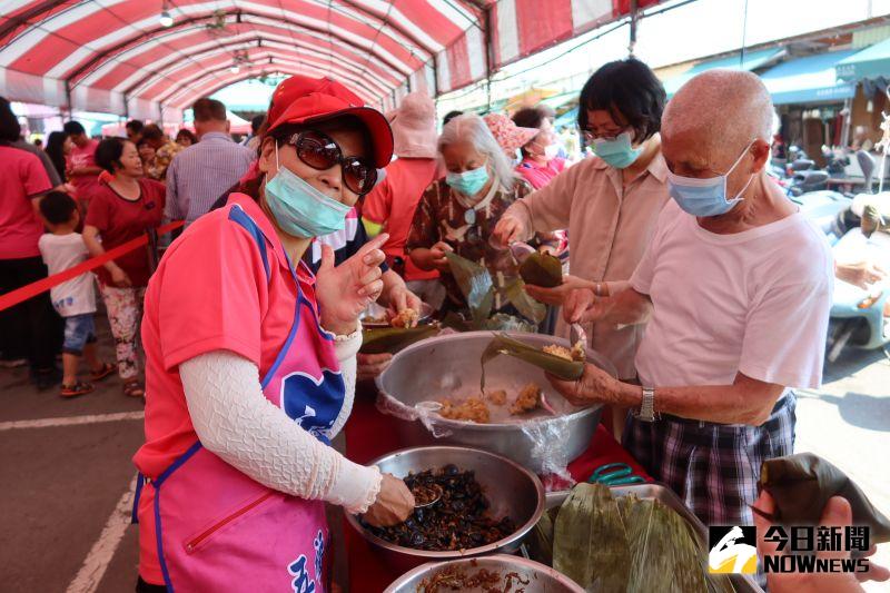 ▲永靖鄉農會舉辦食農教育廣活動,提供食材讓民眾體驗包粽子,把粽子帶回家。(圖/記者陳雅芳攝,2020.07.05)