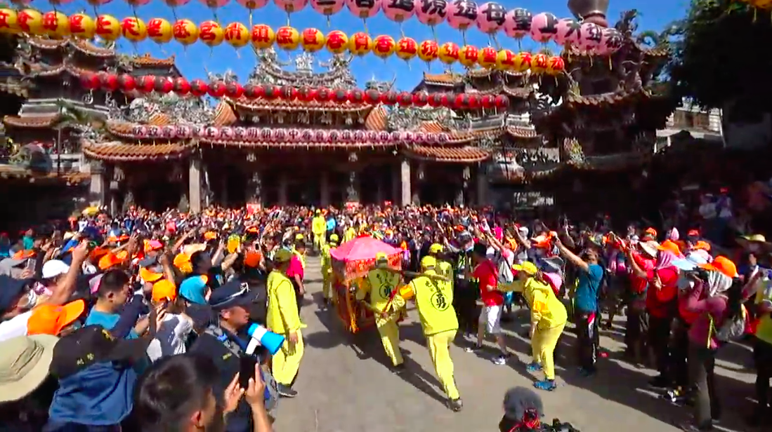 ▲白沙屯媽祖「粉紅跑車」開進大甲鎮瀾宮拜訪大甲媽祖。（圖／翻攝自白沙屯媽祖網路電視台）