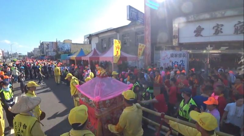 ▲請勿觸碰神轎，當心冒犯神明。（圖／翻攝自白沙屯媽祖網路電視台）