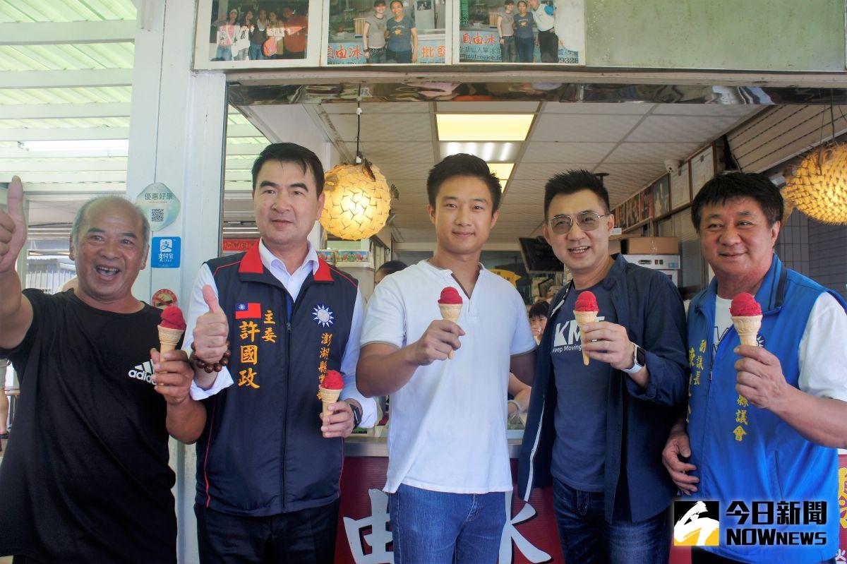 ▲國民黨主席江啟臣飛抵澎湖與黨員座談，他第一站首首先到知名的通樑保安宮參拜，並吃了2支仙人掌冰淇淋，希望新冠肺炎疫情趨緩後，澎湖觀光能逐漸回復以往的繁榮光景。（圖／記者張塵攝，2020.07.05）