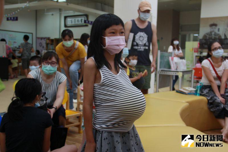 ▲小朋友們玩遊戲,在上衣中塞氣球,體驗身懷六甲的辛苦。(圖/記者陳雅芳攝,2020.07.05)