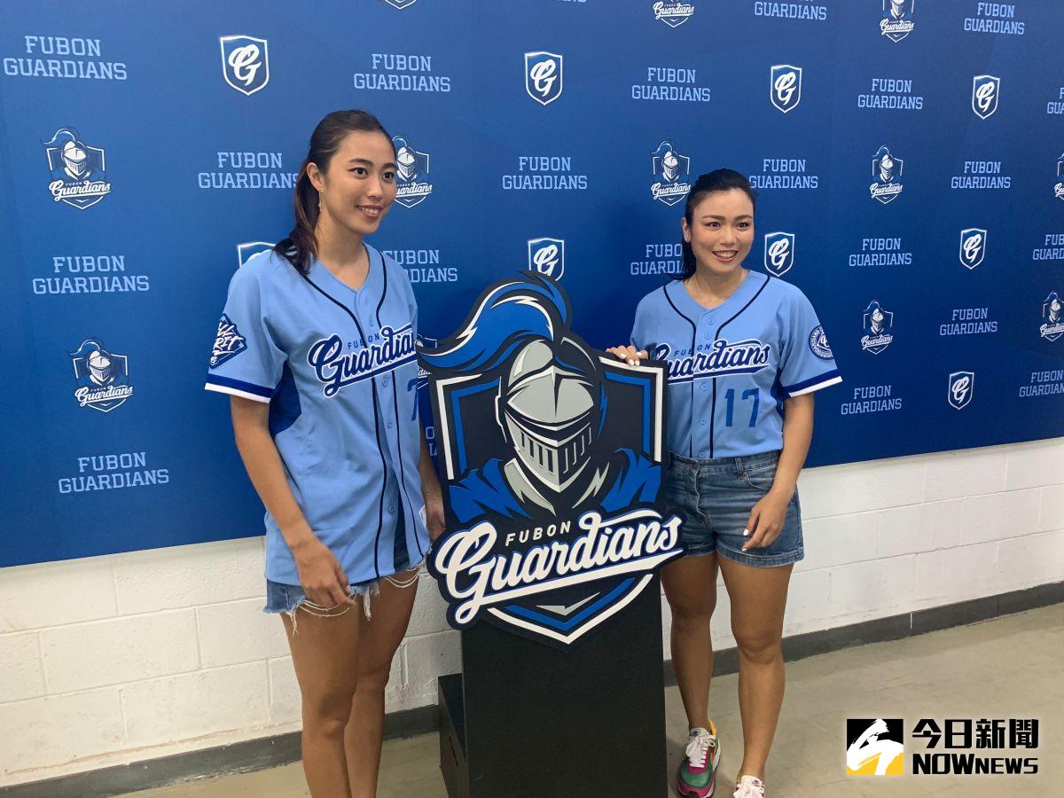 ▲詹皓晴、詹詠然姊妹開球。（圖／吳政紘攝）