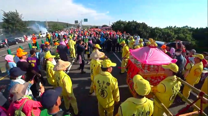 ▲大甲區警察完成護送任務後敬拜媽祖。（圖／翻攝自白沙屯媽祖網路電視台）