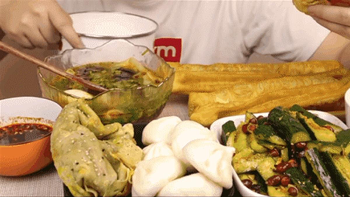 ▲中國大陸就有一位30歲男直播主，瘋狂「吃播」半年後暴肥40公斤，最後突發性腦中風身亡。（圖／翻攝微博）