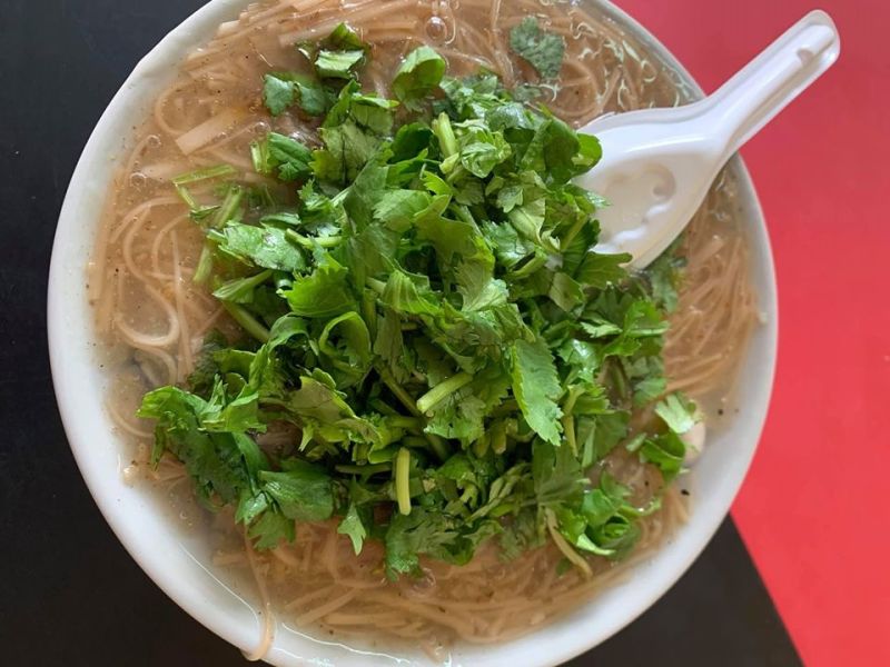 ▲網友在蚵仔麵線中灑上一堆香菜。(圖/翻攝自臉書社團「爆廢公社公開版」)
