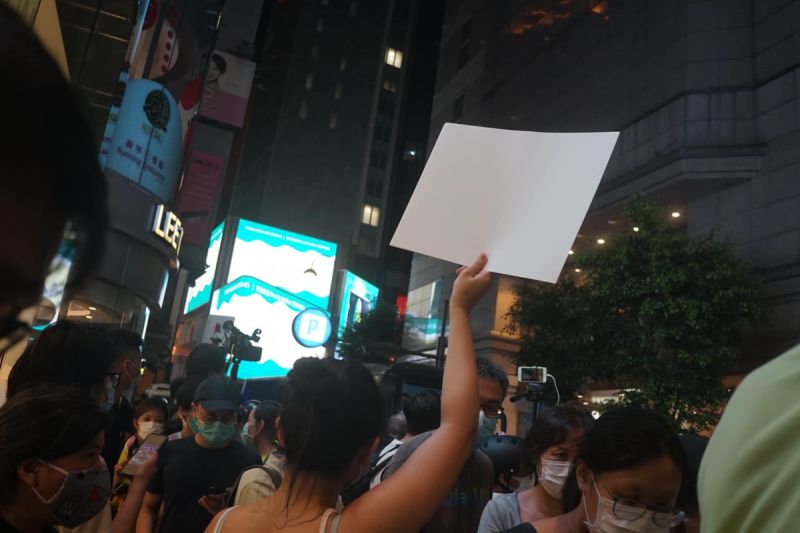 ▲黃之鋒今日透過臉書呼籲大家，香港蘋果印一張白紙都要支持新聞自由。圖為香港7/1 遊行期間市民舉起白紙。（圖／翻攝自《立場新聞》／《立場新聞》記者丁喬攝影。）