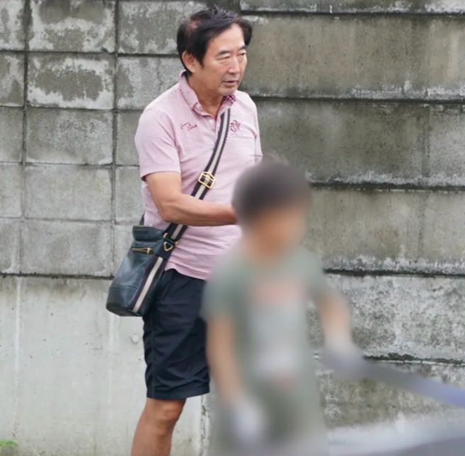 ▲石田純一外出全程沒戴口罩,遭網友抨擊。(圖/翻攝《女性SEVEN》)