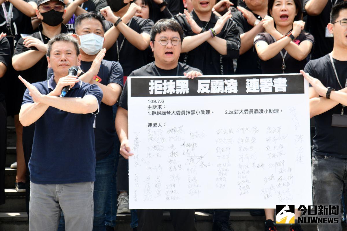 ▲國民黨國會助理簽署連署書，要求陳柏惟等立委不要抹黑、霸凌助理。（圖／記者林柏年攝.2020.07.06）