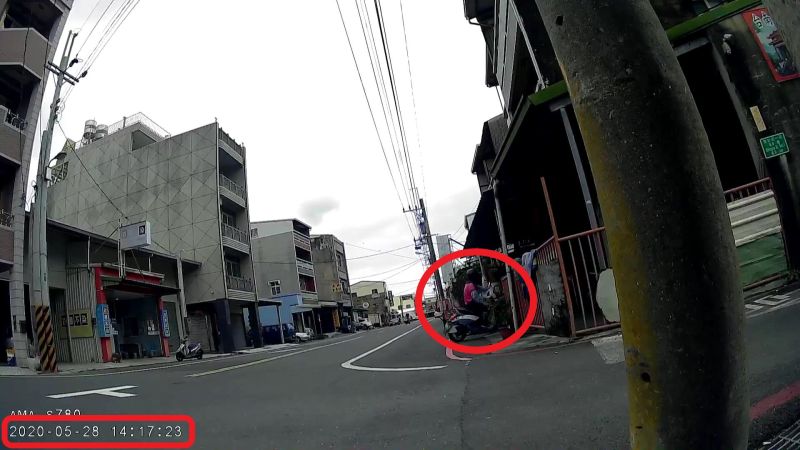 ▲陳男上班時間偷溜回家休息,已是公開的秘密。(圖/記者陳聖璋翻攝)