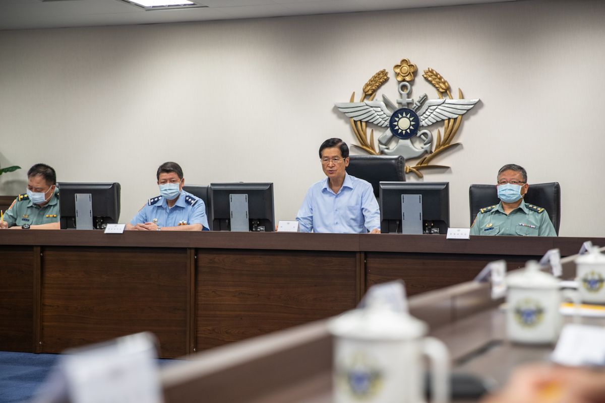 ▲國防部長嚴德發6日上午在博愛營區對國軍幹部期勉，除為海軍陸戰隊殉職英雄默哀致敬，並期許國軍官兵悼念殉職人員外，更應全力以赴，完成他們生前達成演習任務的遺志。(圖／軍聞社提供.2020.07.06)