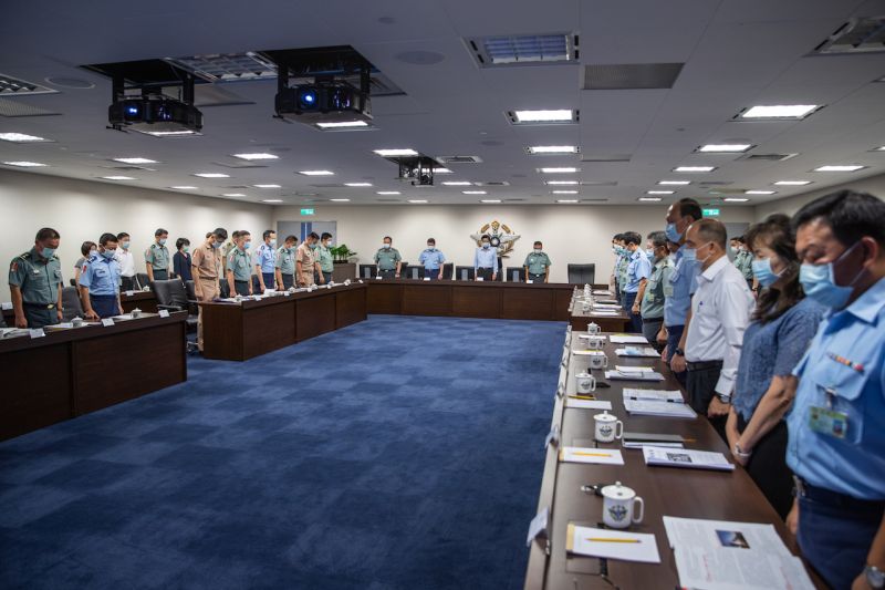 ▲國防部長嚴德發6日上午在博愛營區精神講話,為海軍陸戰隊殉職英雄默哀致敬。(圖/軍聞社提供)