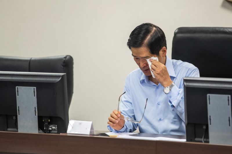 ▲國防部長嚴德發致詞時,提及殉職人員時一度哽咽,並指出他們為國家所做出的犧牲與奉獻,都是偉大而值得尊敬。(圖/軍聞社提供)