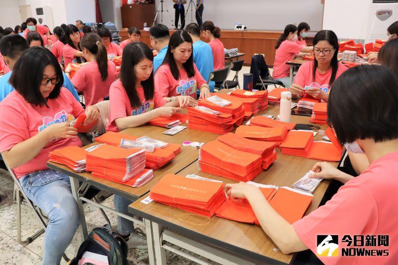 ▲本次禮金發放約有10萬6000縣民受惠,預計發放5300萬元消費禮金,將可活絡澎湖地區的經濟活動。(圖/記者張塵攝,2020.07.06)