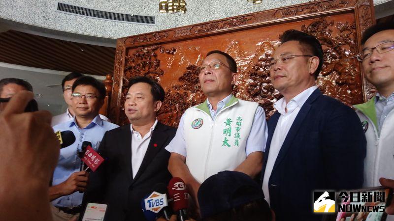 民進黨中央黨部林錫耀秘書長(右四)南下協調,原登記參選的高雄市議員鄭光峰(右五)、黃明太(右三)均同意退出議長選舉登記。(圖/記者鄭婷襄攝,2020.07.06)