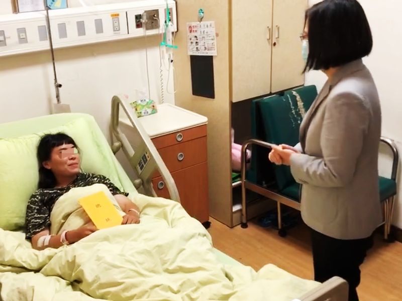 ▲▲蔡英文也特別前去慰問此次操演吸入海水肺有發炎的陳姓女士官,希望她能夠早日康復。(圖/記者郭俊暉翻攝,2020.07.06)