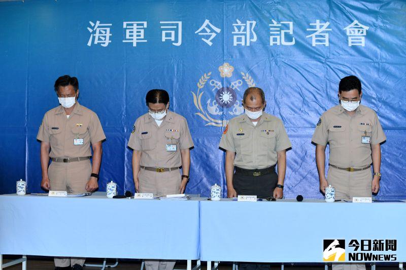 海軍陸戰隊突擊艇翻覆,人員落海導致2死1昏迷,海軍召開記者會,先為罹難人員默哀一分鐘。