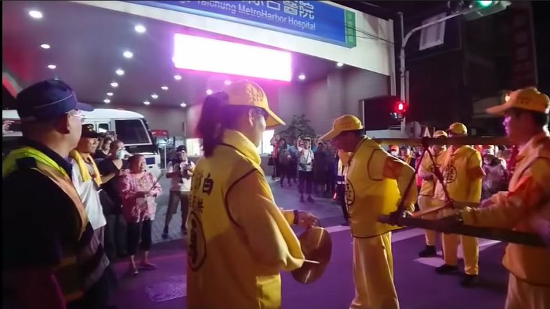 ▲白沙屯媽祖停駕童綜合醫院。(圖/翻攝自白沙屯媽祖網路電視台)