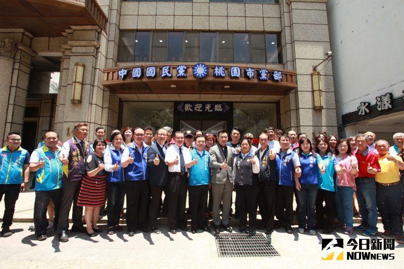 ▲江啟臣與桃園市黨部黨員同志,在市黨部新址前合影留念。(圖/記者李春台攝,