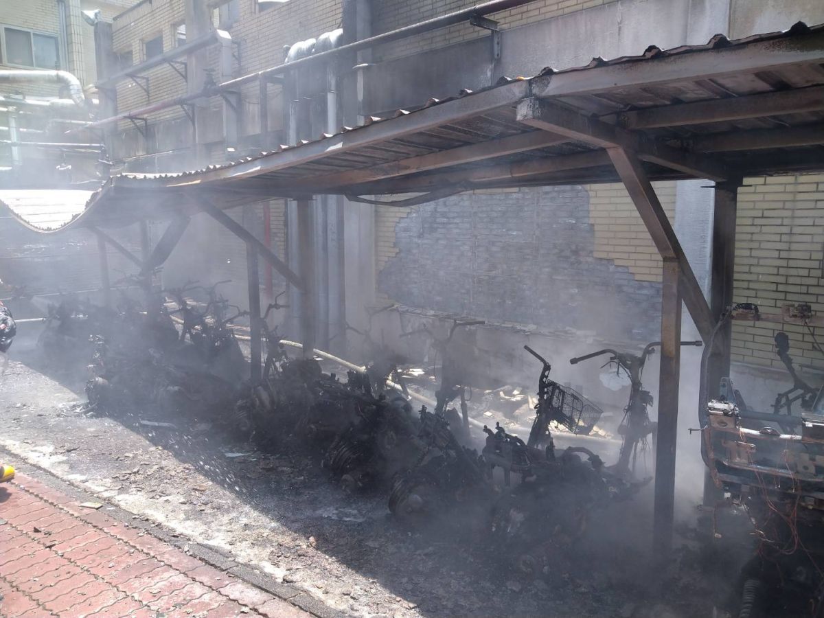 ▲新竹市新竹科學園區全友電腦機車棚中午發生火警，因風勢大，火勢蔓延，有37部機車全毀及燒熔，起火原因還要調查。（圖/記者金祐妤翻攝,109.7.6）