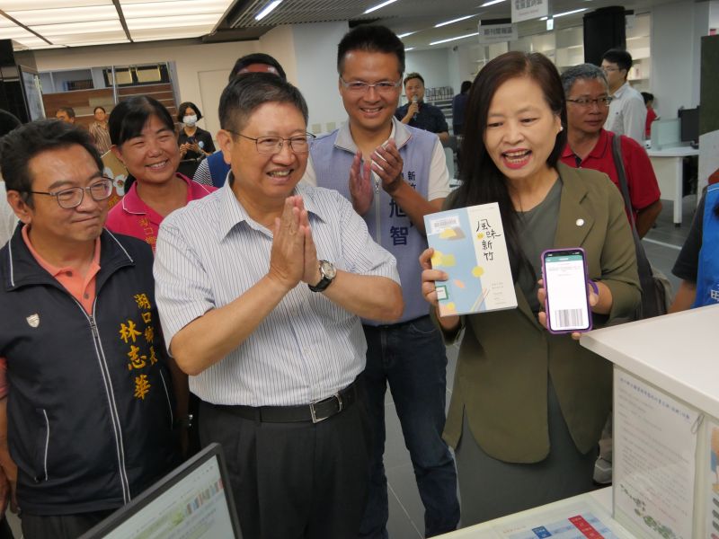 ▲新竹縣、市政府攜手合作,縣長楊文科與副市長沈慧虹今(6)日聯合宣布「新竹縣市公共圖書館一證通及聯合通還服務」,7月7日啟動。(圖/記者金祐妤攝,109.7.6)