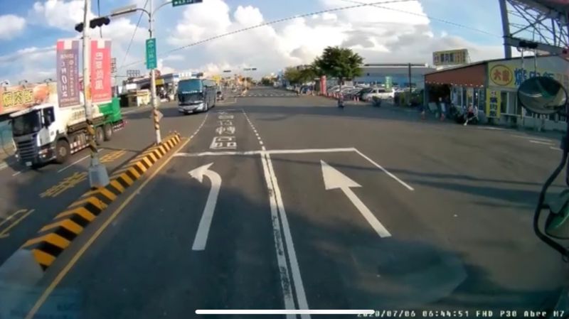 ▲花壇鄉中山路台一線與番花路口,清晨發生死亡車禍。(圖/記者陳雅芳翻攝,2020.07.06)