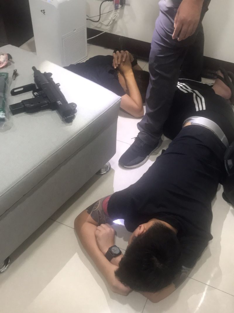 ▲金門縣刑警大隊跨海溯源,在新北市查獲嫌犯販賣第一級毒品海洛因及第二級毒品安非他命。(圖/金門縣警局提供)