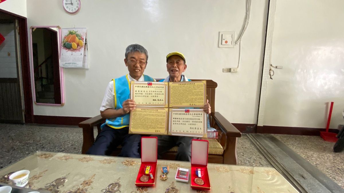 ▲彰化縣榮服處處長楊雨榮探訪薛黃財爺爺，薛黃財開心展示代表一生榮耀的獎章證書。（圖／記者葉靜美攝，2020.07.06）