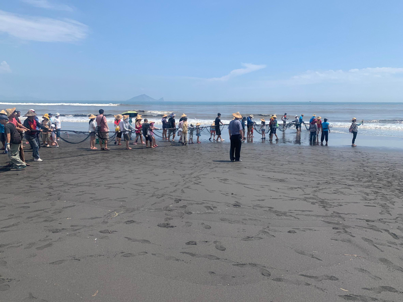 ▲「牽罟」是利用「曳地網」捕魚，為台灣沿海傳統捕魚方式之一。（圖／東北角風管處提供)