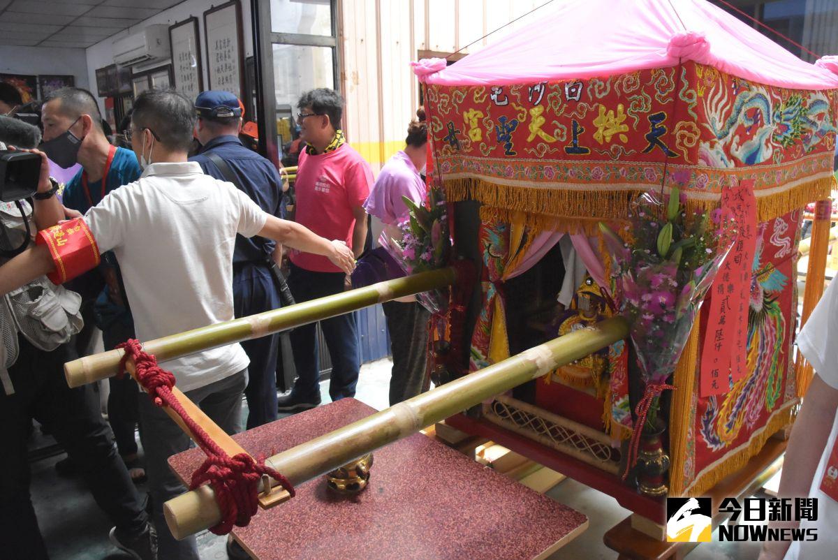 ▲白沙屯拱天宮也配合政府的防疫措施，不開放信眾鑽轎腳。（圖／記者陳雅芳攝，2020.07.06）