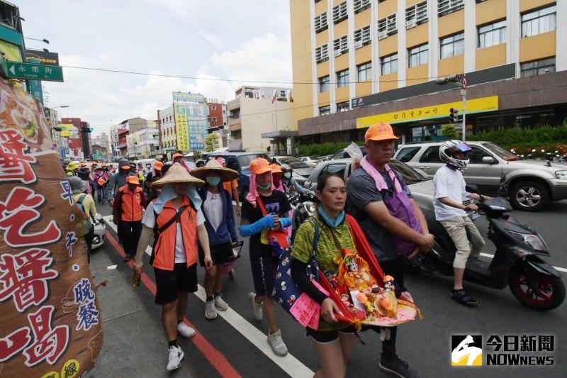 ▲白沙屯拱天宮媽祖徒步進香隊伍速度超級快，上午10點前就渡過大肚溪橋進入彰化城，沿途受民眾擺香案。（圖／記者陳雅芳攝，2020.07.06）