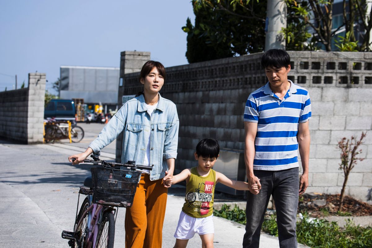 ▲李又汝（左）跟黃鐙輝及小孩黎子涵。（圖 / 民視提供）