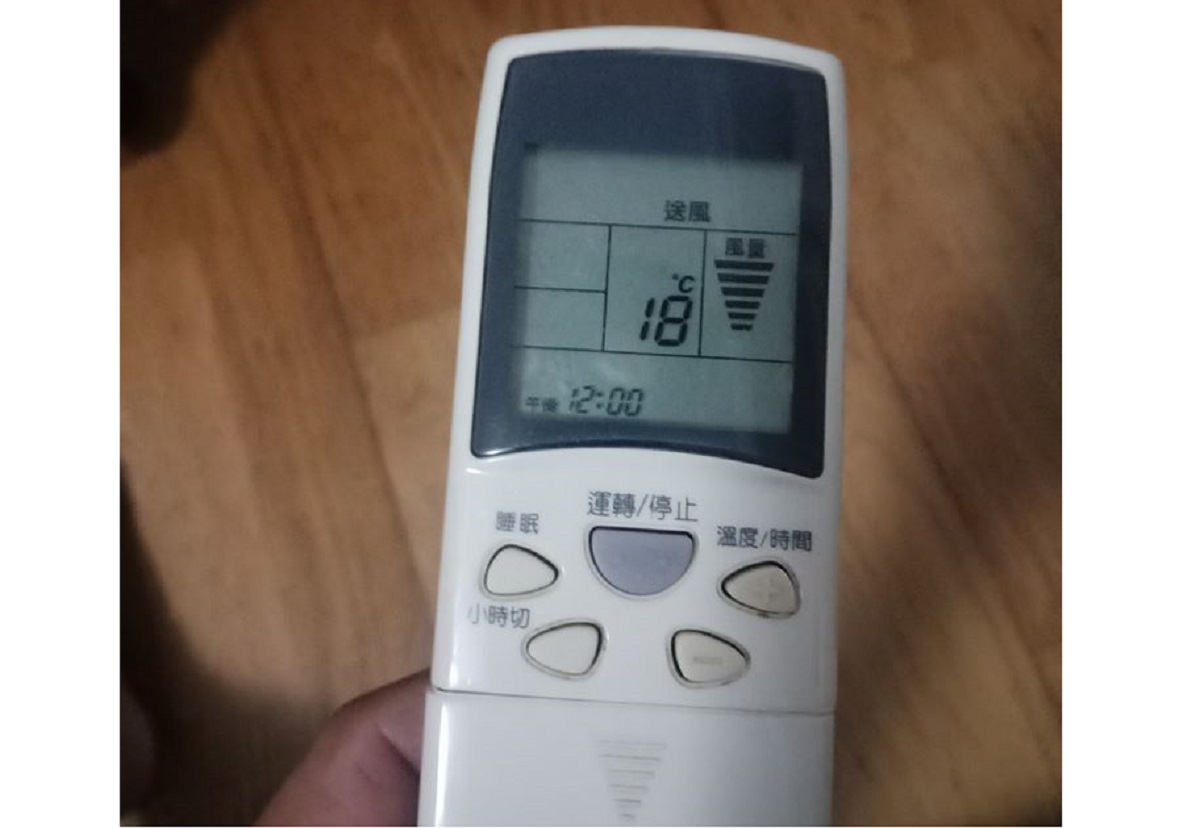 ▲有男網友表示，冷氣開 18 度仍不涼，他老婆睡前狂抱怨 ，結果「真相」曝光超傻眼。（圖／翻攝自臉書社團「爆怨公社」）