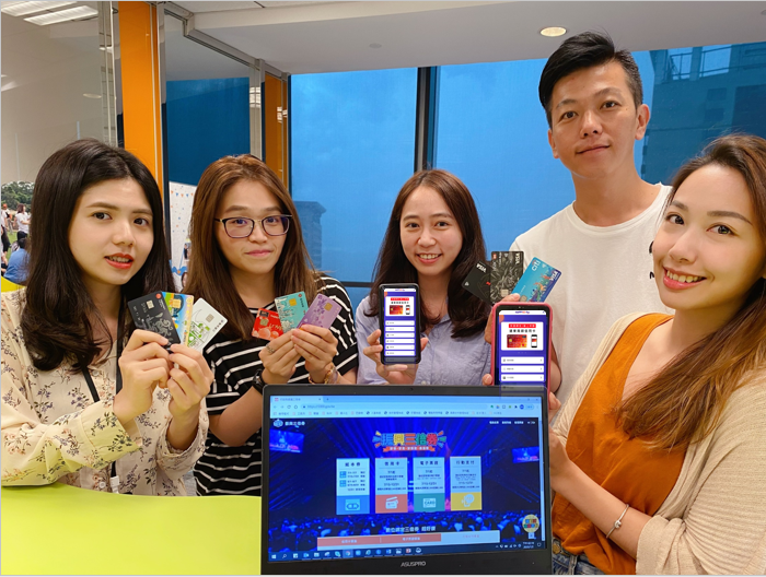 ▲政府振興三倍券1日起正式上路開放數位綁定，多家銀行信用卡傳出瞬間秒殺。（圖／資料照片）