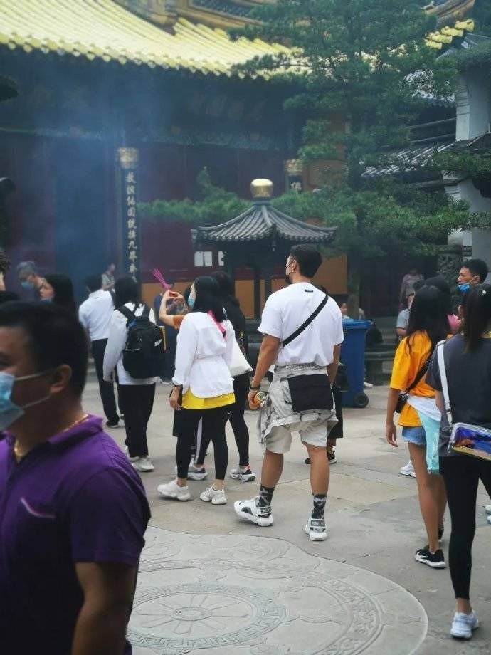 ▲鍾麗緹與張倫碩被目擊現身普陀山。(圖/月色半凝微博)