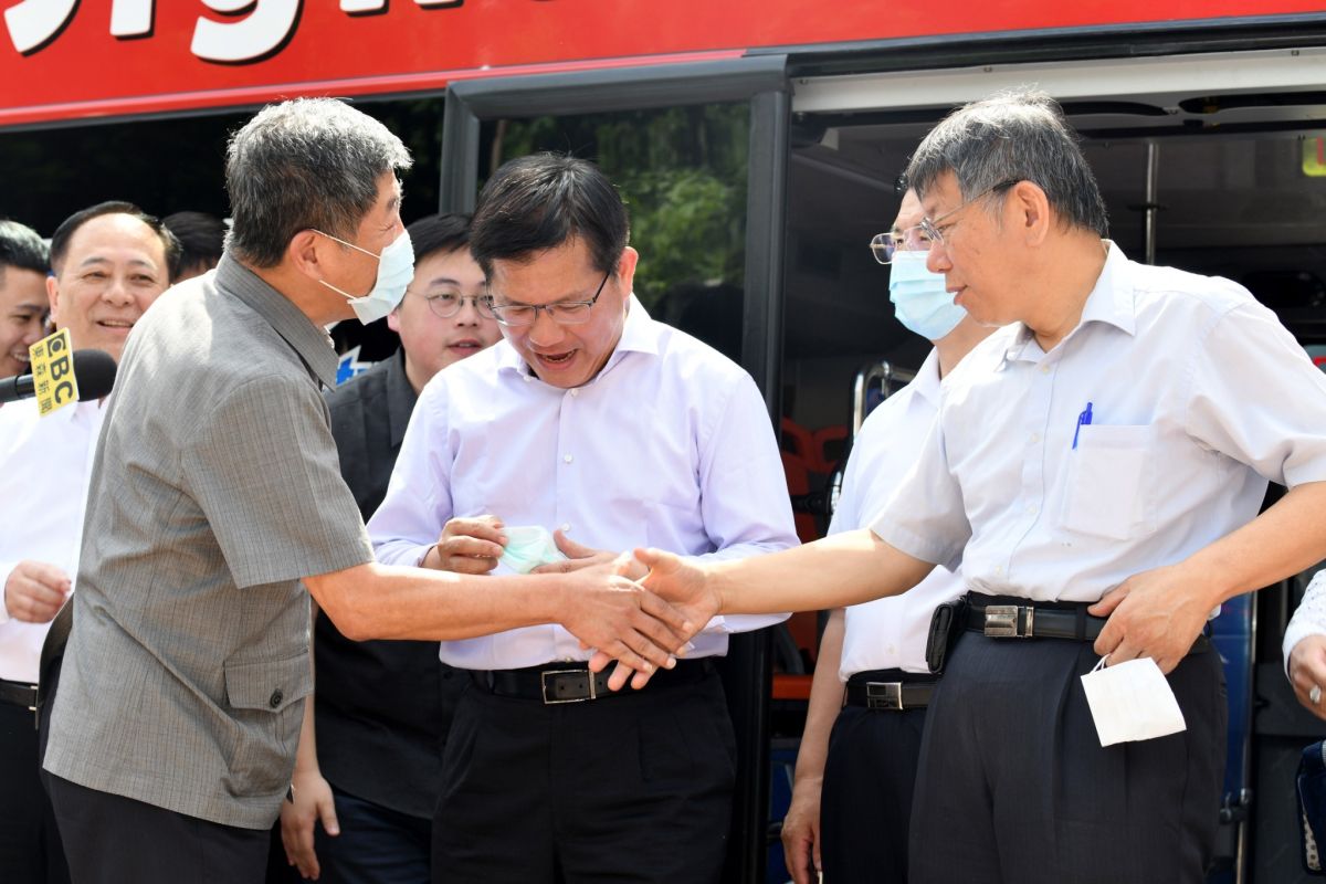 ▲台北市長柯文哲（右）在新冠肺炎疫情期間，頻頻攻擊衛福部長陳時中（左）以維持聲量，不過時間一長效果就不佳。（圖／攝影記者林柏年拍攝,2020.7.7）