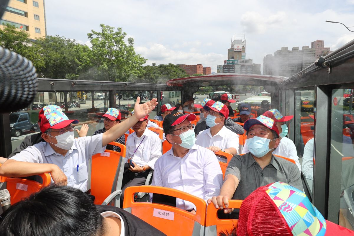 ▲台北市長柯文哲，邀交通部長林佳龍與衛福部長陳時中，一同搭乘台北市雙層觀光巴士。（圖／台北市攝影記者聯誼會提供）