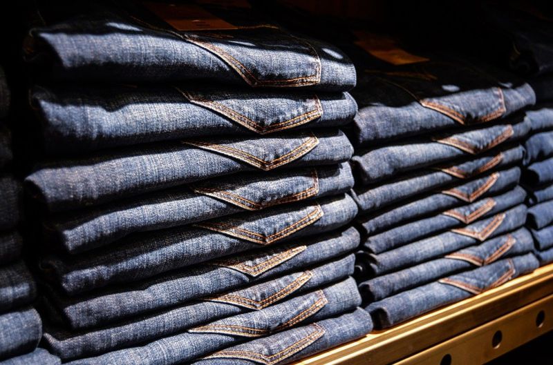 ▲Levi's執行長伯格透露,當他看見牛仔褲上出現污漬時,不會將整件褲子丟進洗衣機洗,而是親手進行「局部清潔」。(示意圖/翻攝 Pixabay)