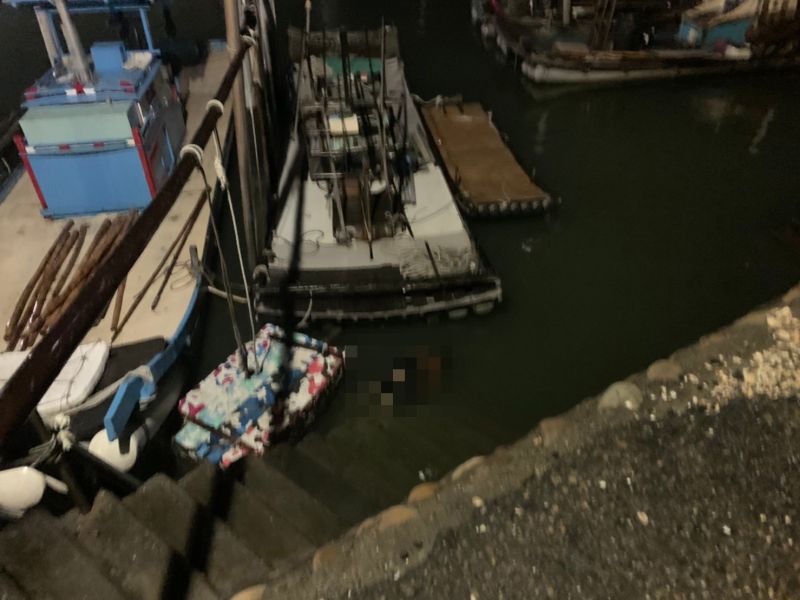 ▲雲林金湖在蚶子寮大排出海口北岸發現一具男性浮屍,死因有待進一步釐清。(第四岸巡隊提供)