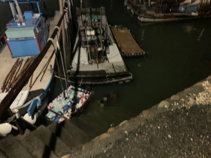 ▲雲林金湖在蚶子寮大排出海口北岸發現一具男性浮屍，死因有待進一步釐清。（第四岸巡隊提供）