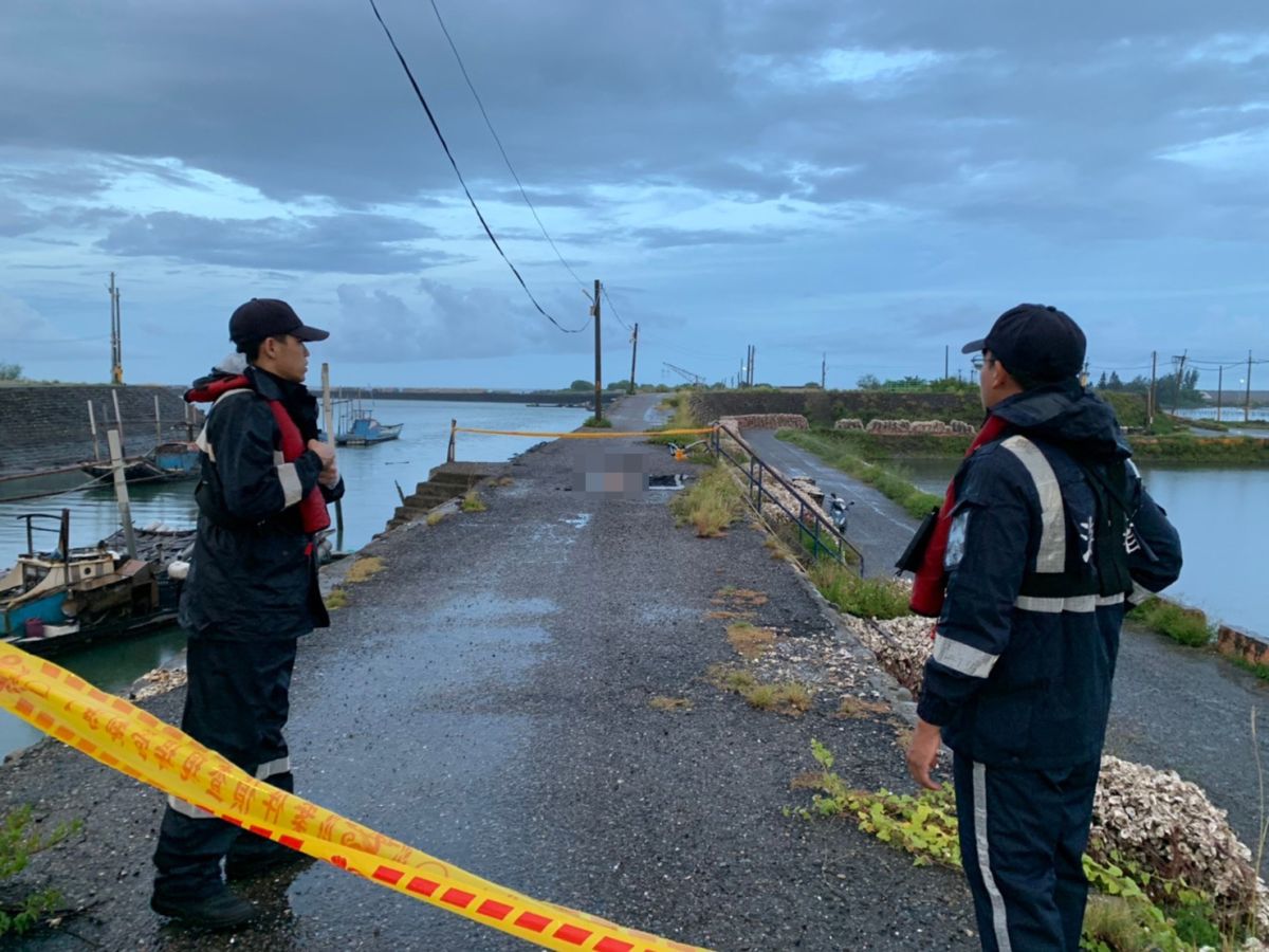 ▲雲林金湖在蚶子寮大排出海口北岸發現一具男性浮屍，死因有待進一步釐清。（圖/第四岸巡隊提供）