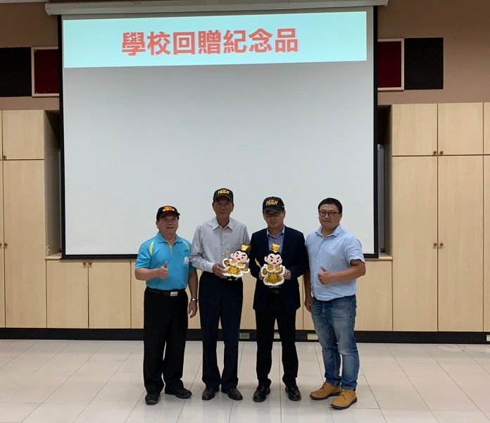 ▲回贈廖敏雄董事長(左2)禮品。(圖/記者陳惲朋攝)